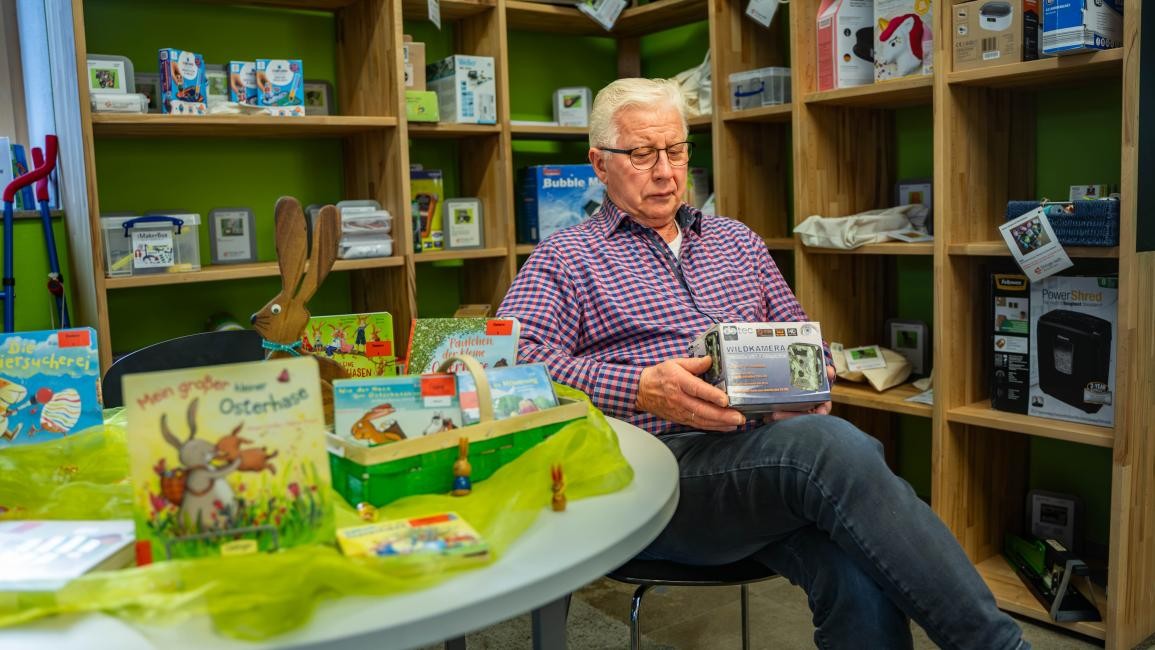 Dinge-leih Weikersheim Dinge-leih, Mann schaut sich eine Wildkamera an