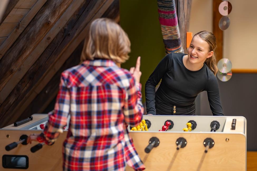 Tischkickern im Jugendbereich Zwei Jugendliche spielen Tischkicker