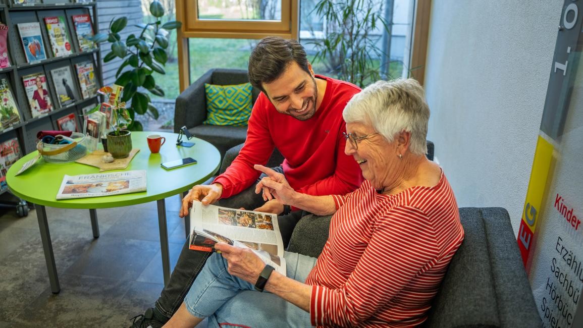 Das Lesecafé - Ein Ort der Kommunikation Eine Frau und ein Mann unterhalten sich im Lesecafé