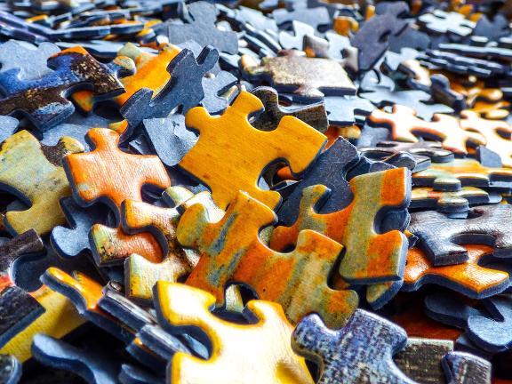 Puzzle-Teile auf einem Haufen