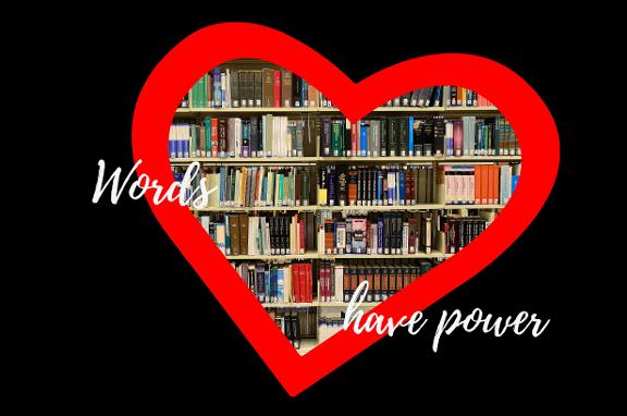 Rotes Herz umrahmt ein Bücherregal, schwarzer Hintergrund, Schriftzug Words have power